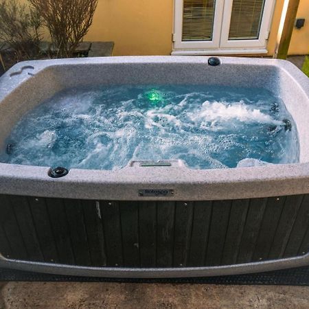 The Retreat, Own Hot Tub, Romantic Escape, Near 라임레지스 외부 사진