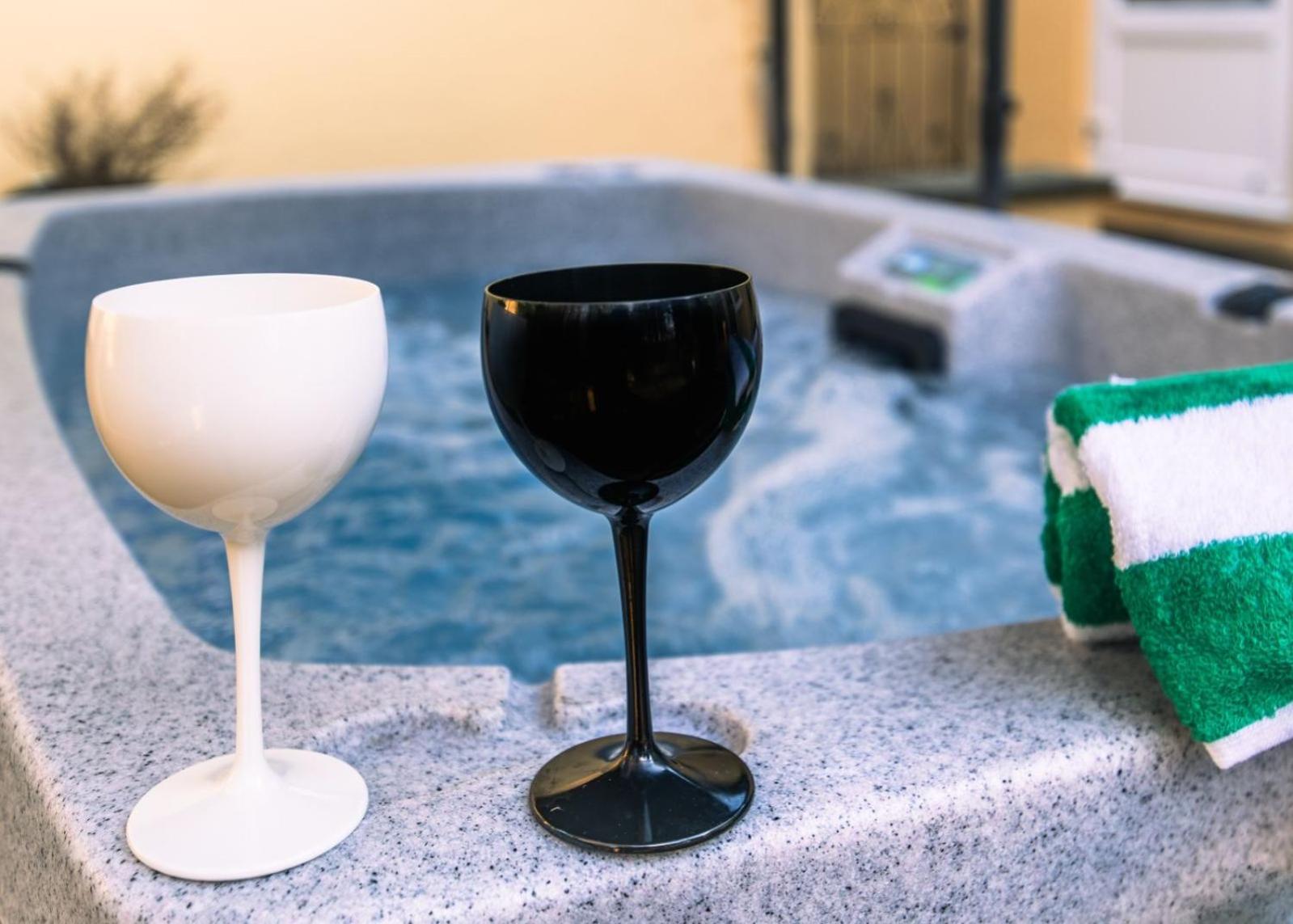 The Retreat, Own Hot Tub, Romantic Escape, Near 라임레지스 외부 사진